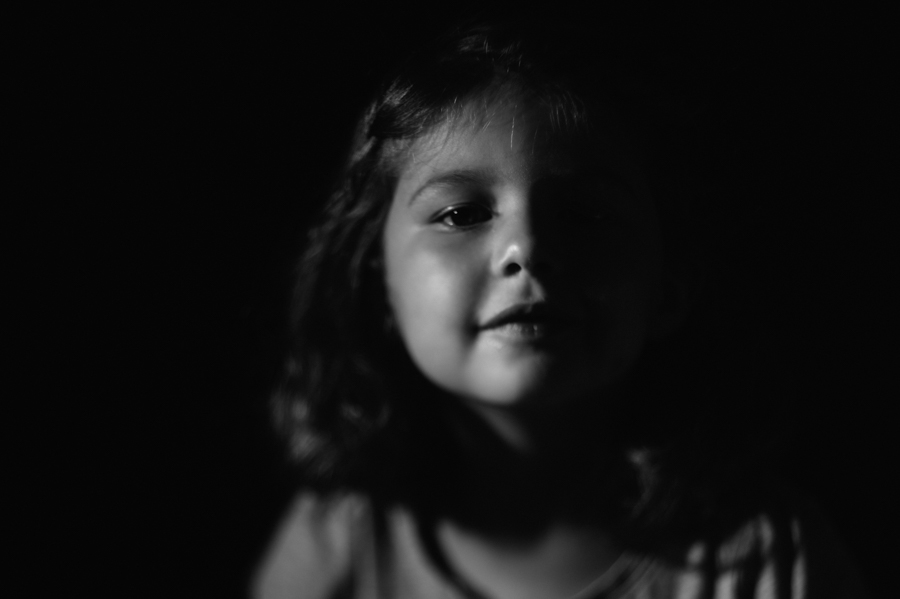 Kinderportrait, schwarz-weiß, natürlich, Fotograf, Kathrin Stahl