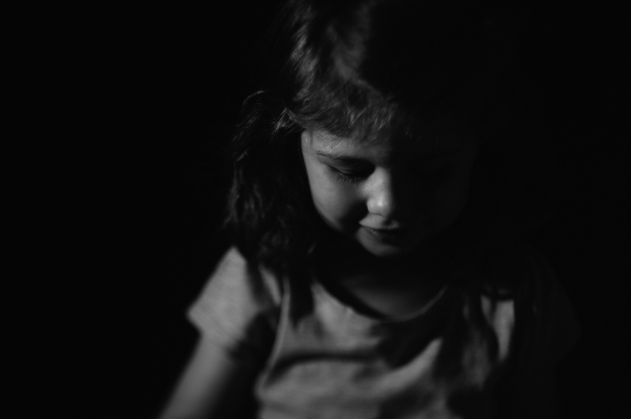 Kinderportrait, schwarz-weiß, natürlich, Fotograf, Kathrin Stahl
